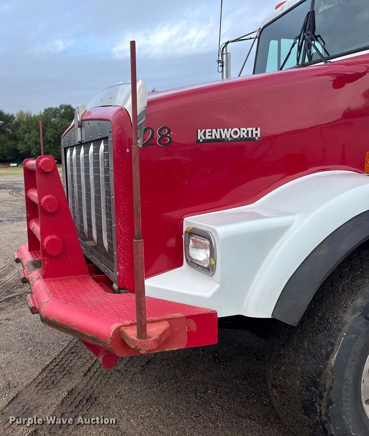 image for item ER2456 1999 Kenworth T800  winch truck