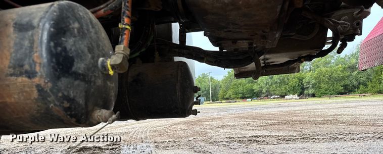 image for item ER2456 1999 Kenworth T800  winch truck