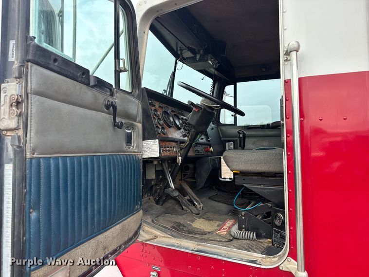 image for item ER2456 1999 Kenworth T800  winch truck