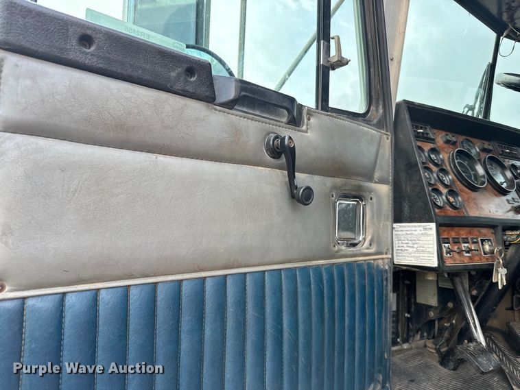 image for item ER2456 1999 Kenworth T800  winch truck