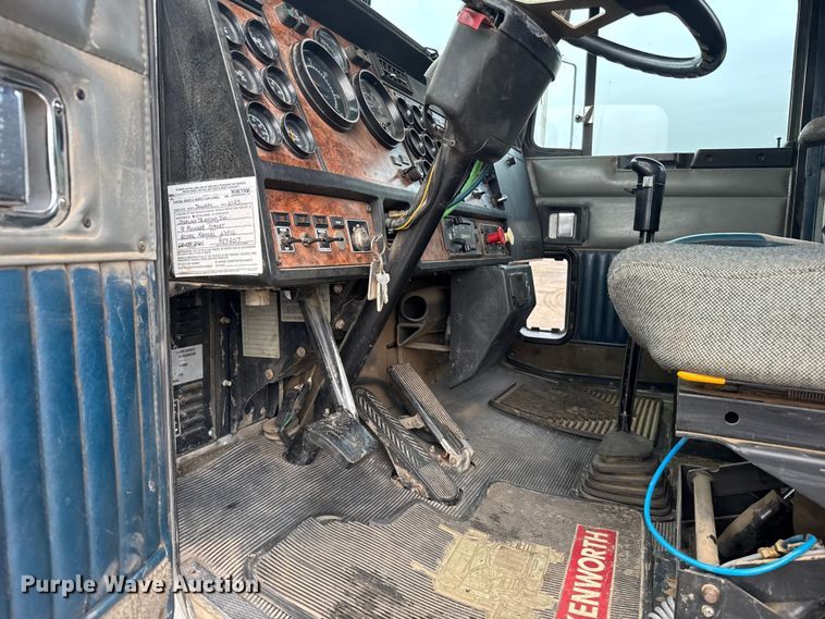 image for item ER2456 1999 Kenworth T800  winch truck