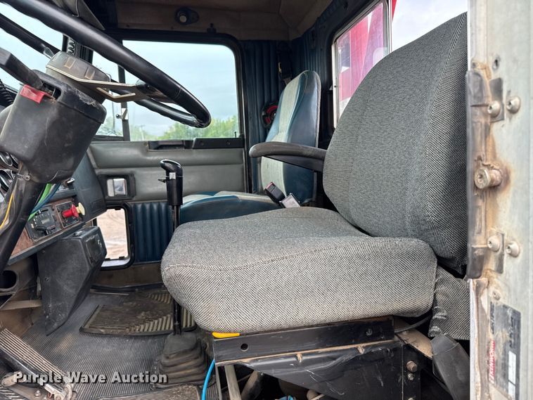 image for item ER2456 1999 Kenworth T800  winch truck