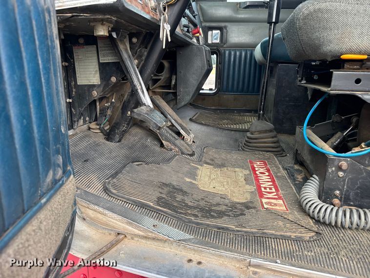 image for item ER2456 1999 Kenworth T800  winch truck