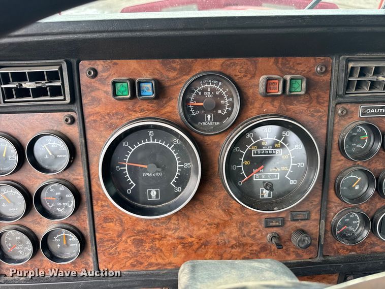 image for item ER2456 1999 Kenworth T800  winch truck