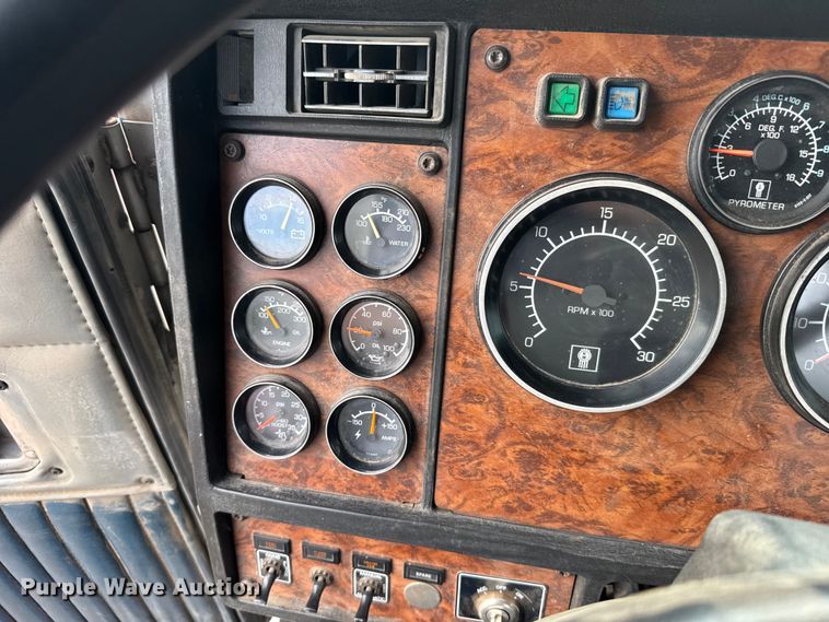 image for item ER2456 1999 Kenworth T800  winch truck