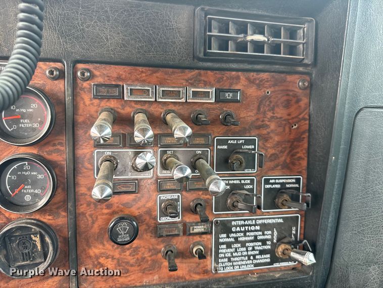 image for item ER2456 1999 Kenworth T800  winch truck