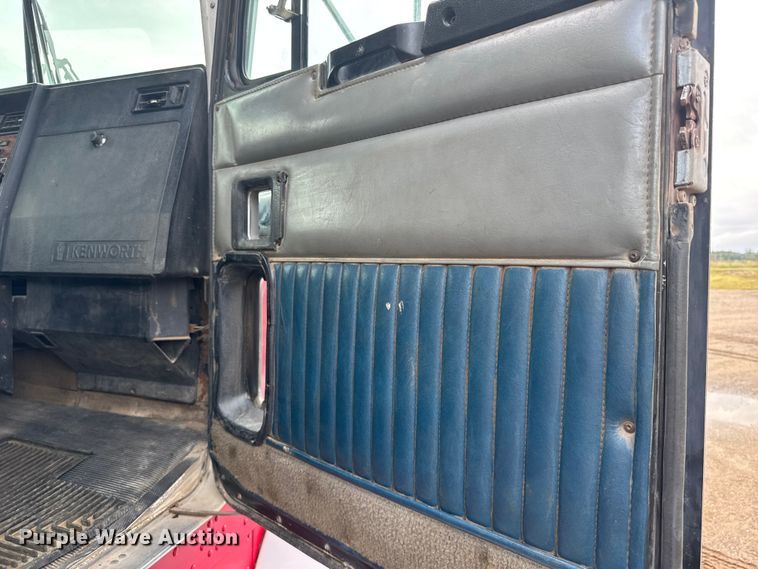 image for item ER2456 1999 Kenworth T800  winch truck