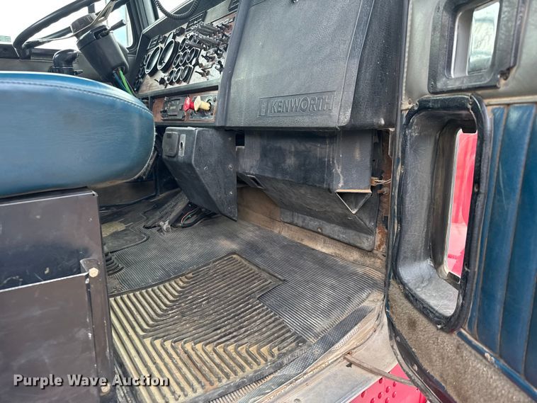 image for item ER2456 1999 Kenworth T800  winch truck