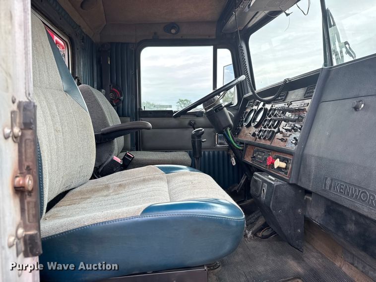 image for item ER2456 1999 Kenworth T800  winch truck