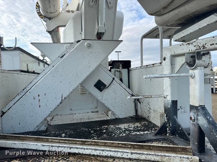 image for item ER2470 2006 Freightliner Business Class M2 bucket truck