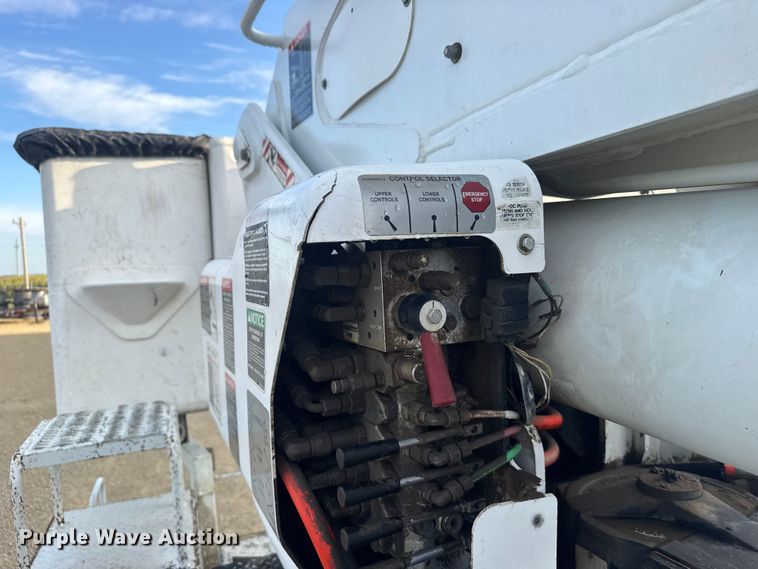 image for item ER2470 2006 Freightliner Business Class M2 bucket truck