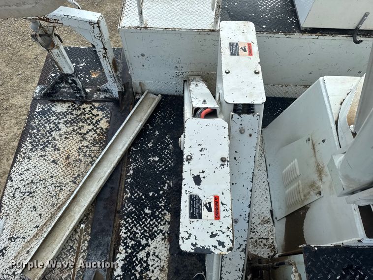 image for item ER2470 2006 Freightliner Business Class M2 bucket truck