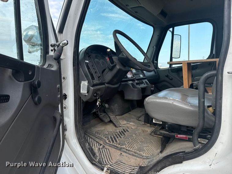 image for item ER2470 2006 Freightliner Business Class M2 bucket truck