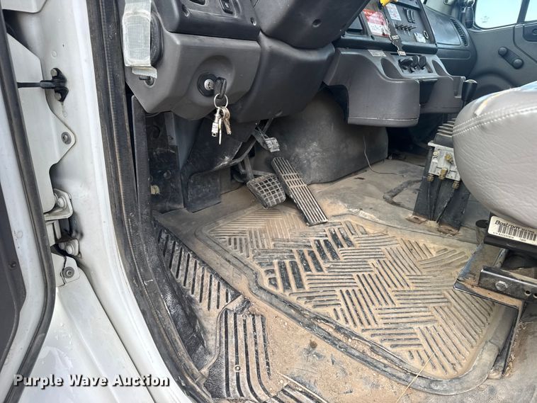 image for item ER2470 2006 Freightliner Business Class M2 bucket truck