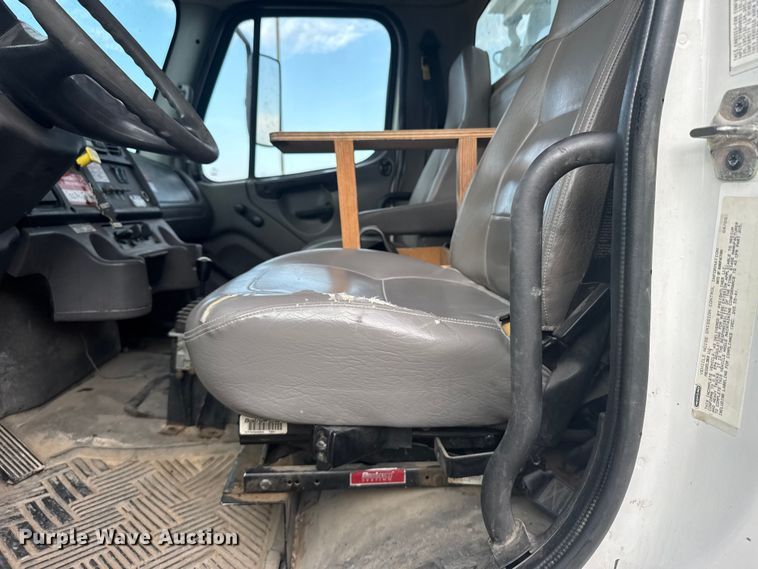 image for item ER2470 2006 Freightliner Business Class M2 bucket truck