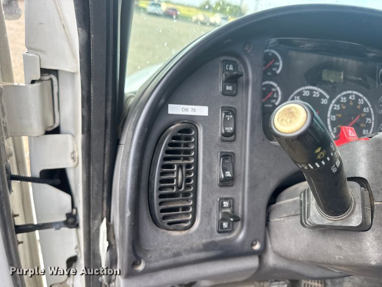 image for item ER2470 2006 Freightliner Business Class M2 bucket truck