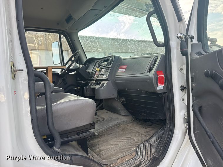 image for item ER2470 2006 Freightliner Business Class M2 bucket truck