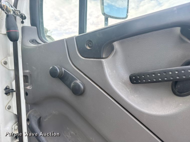 image for item ER2470 2006 Freightliner Business Class M2 bucket truck