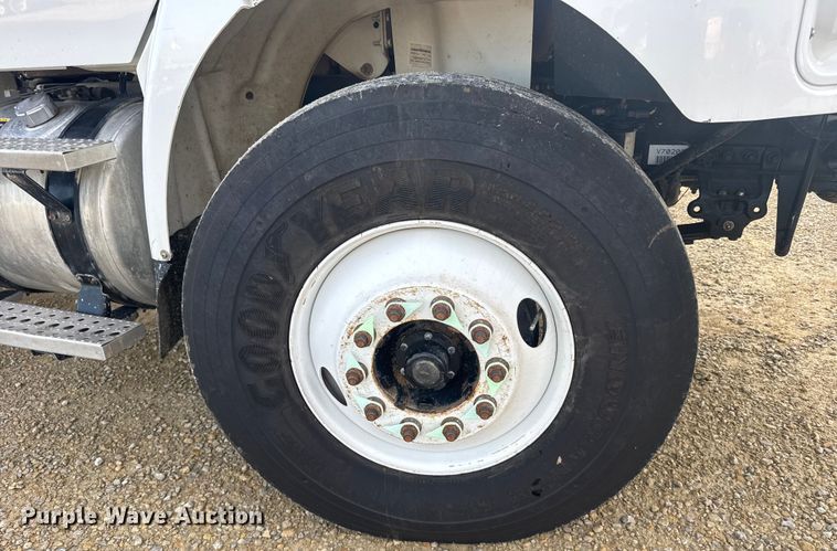 image for item ER2470 2006 Freightliner Business Class M2 bucket truck