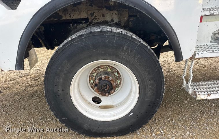 image for item ER2470 2006 Freightliner Business Class M2 bucket truck