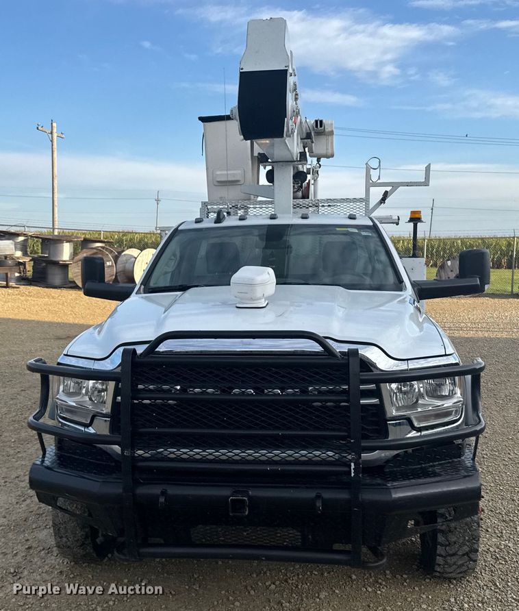 CAMIóN CON CANASTILLA 2019 RAM ETI