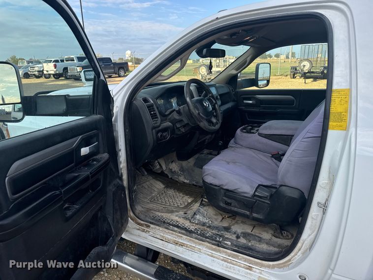 image for item ER2471 2019 Dodge Ram 5500 bucket truck