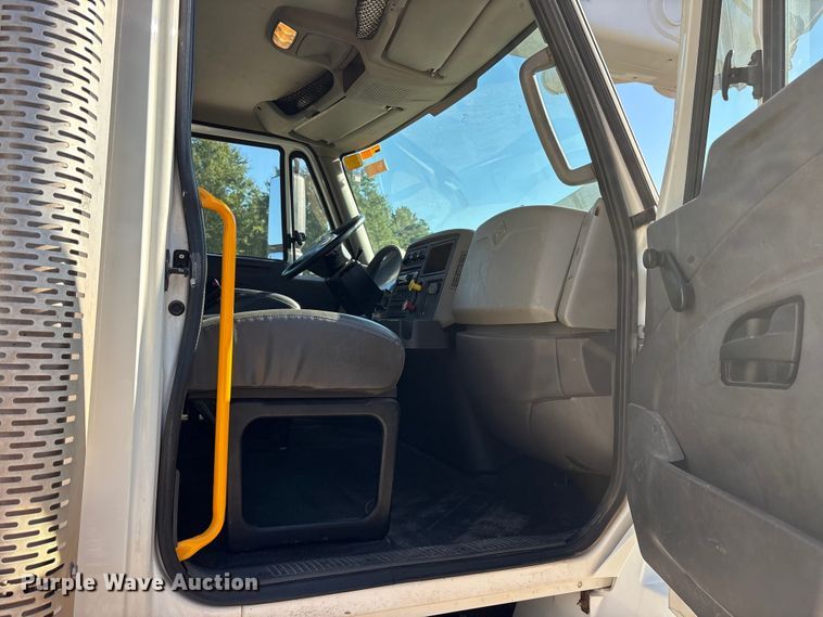 image for item ET7090 2016 International 4300  bucket truck