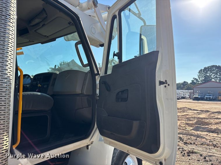 image for item ET7090 2016 International 4300  bucket truck