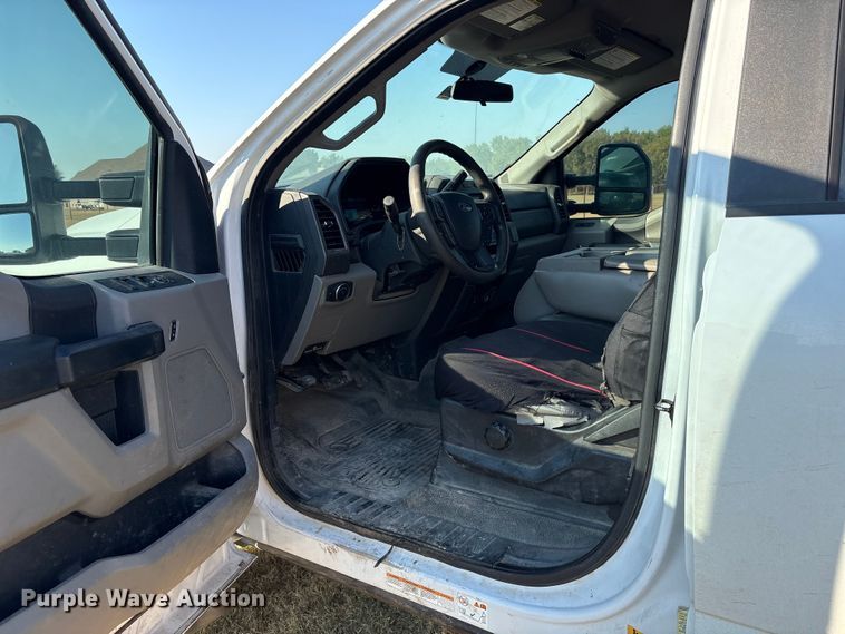 image for item ET7096 2019 Ford F450 Super Duty XL Crew Cab truck cab and chassis