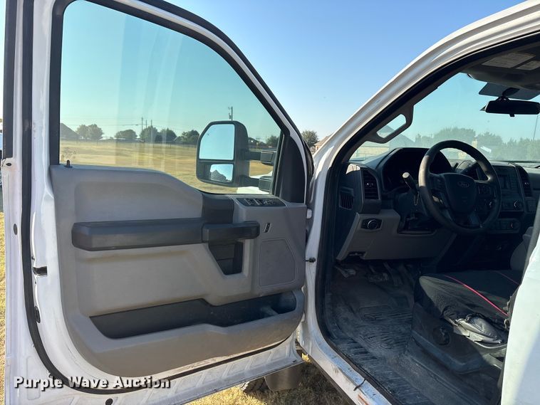 image for item ET7096 2019 Ford F450 Super Duty XL Crew Cab truck cab and chassis