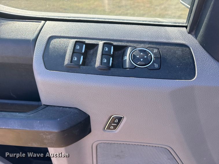 image for item ET7096 2019 Ford F450 Super Duty XL Crew Cab truck cab and chassis