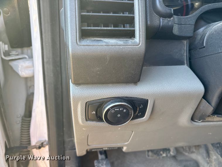 image for item ET7096 2019 Ford F450 Super Duty XL Crew Cab truck cab and chassis