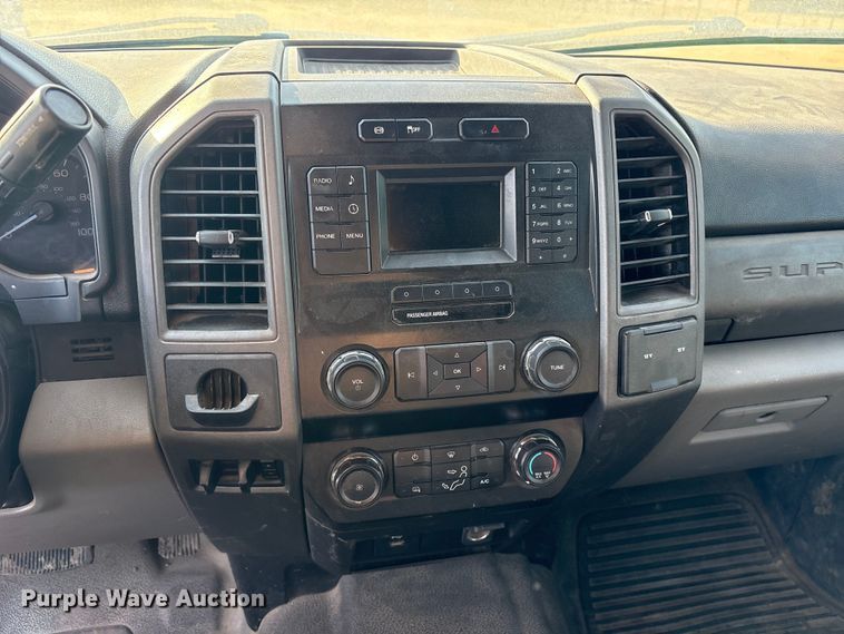 image for item ET7096 2019 Ford F450 Super Duty XL Crew Cab truck cab and chassis