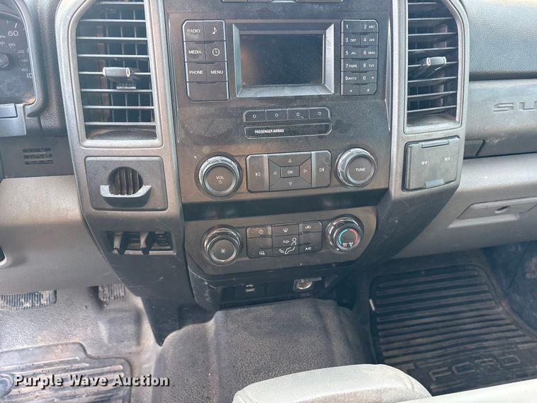 image for item ET7096 2019 Ford F450 Super Duty XL Crew Cab truck cab and chassis