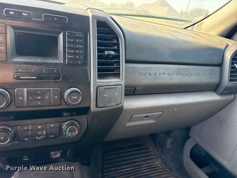 image for item ET7096 2019 Ford F450 Super Duty XL Crew Cab truck cab and chassis