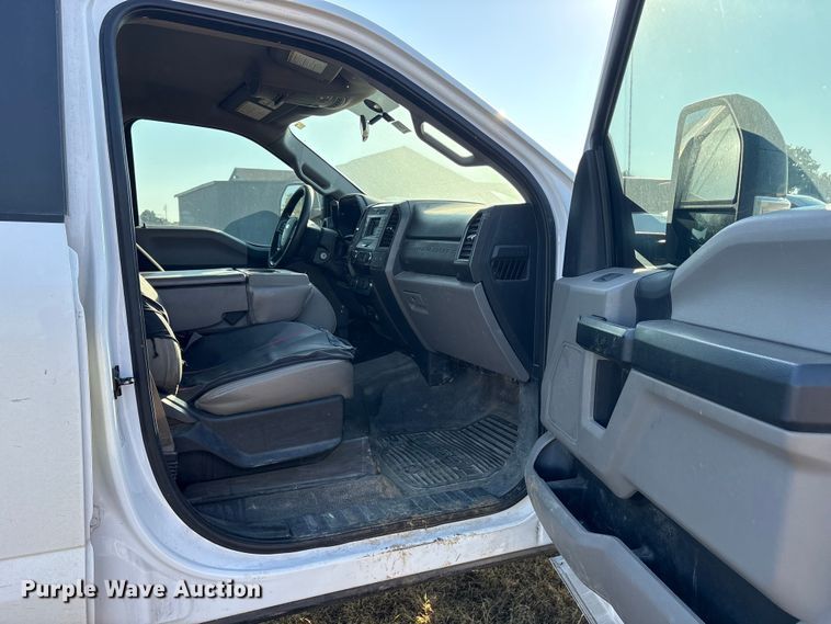 image for item ET7096 2019 Ford F450 Super Duty XL Crew Cab truck cab and chassis