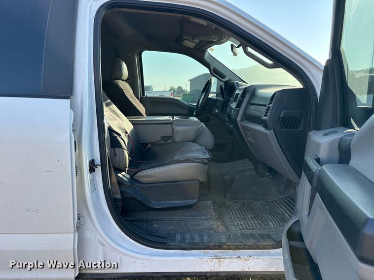 image for item ET7096 2019 Ford F450 Super Duty XL Crew Cab truck cab and chassis