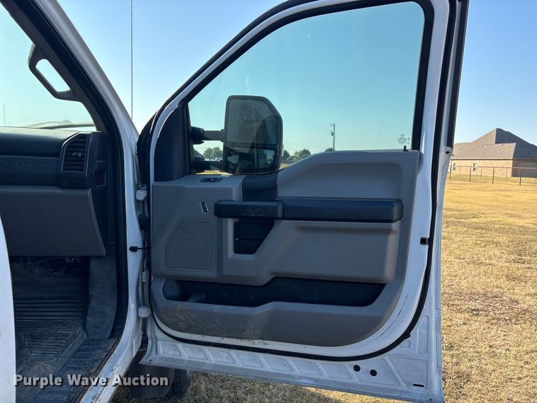 image for item ET7096 2019 Ford F450 Super Duty XL Crew Cab truck cab and chassis