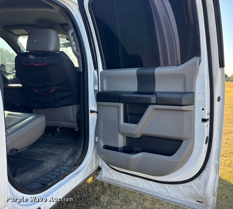 image for item ET7096 2019 Ford F450 Super Duty XL Crew Cab truck cab and chassis