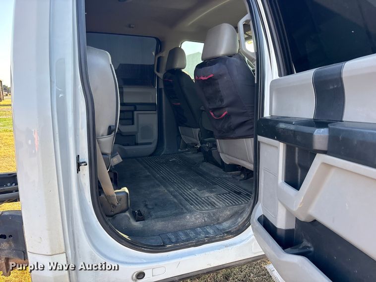 image for item ET7096 2019 Ford F450 Super Duty XL Crew Cab truck cab and chassis