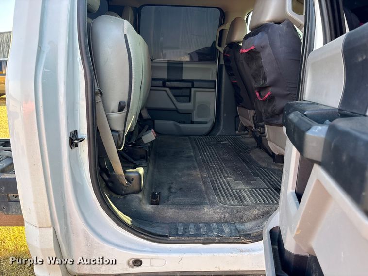 image for item ET7096 2019 Ford F450 Super Duty XL Crew Cab truck cab and chassis