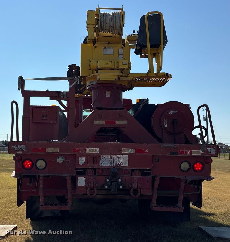 image for item ET7098 2005 Kenworth T300 digger derrick truck