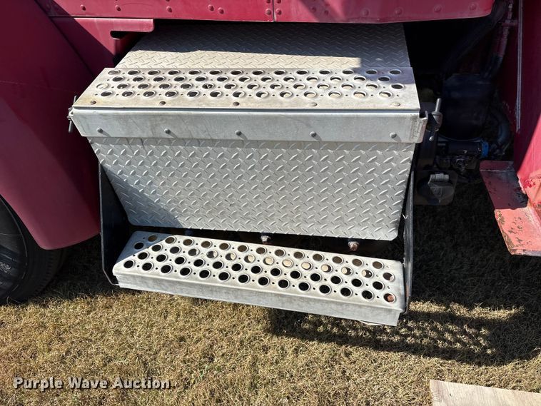 image for item ET7098 2005 Kenworth T300 digger derrick truck