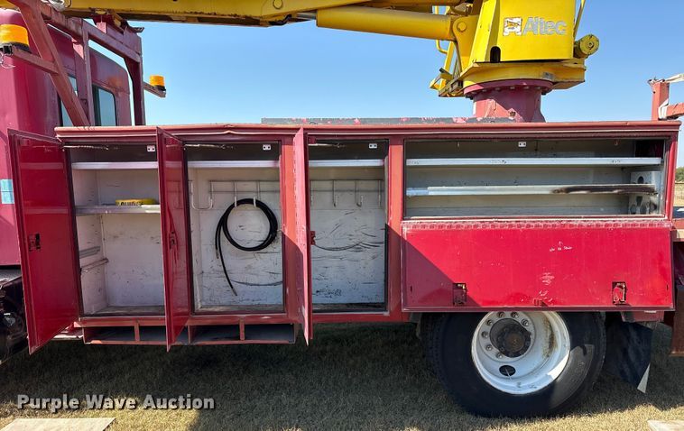 image for item ET7098 2005 Kenworth T300 digger derrick truck