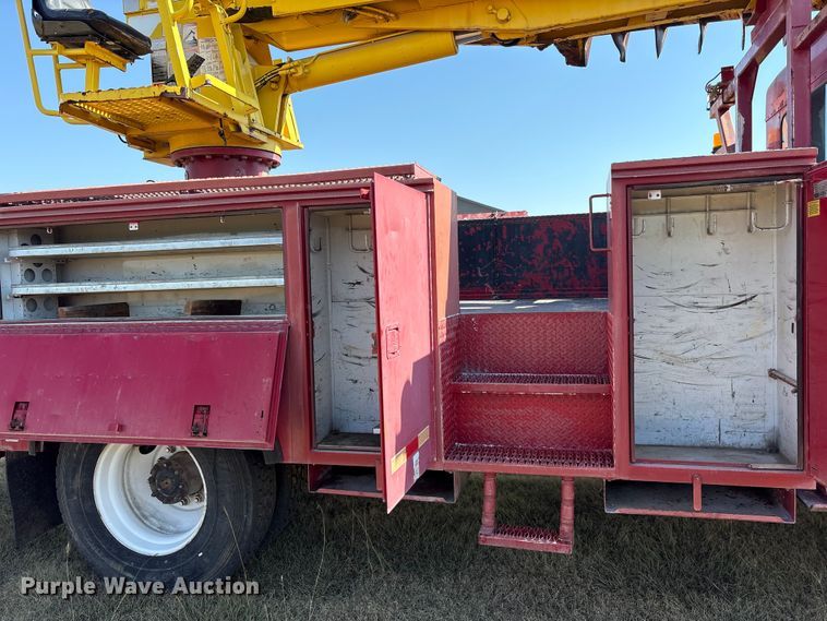 image for item ET7098 2005 Kenworth T300 digger derrick truck