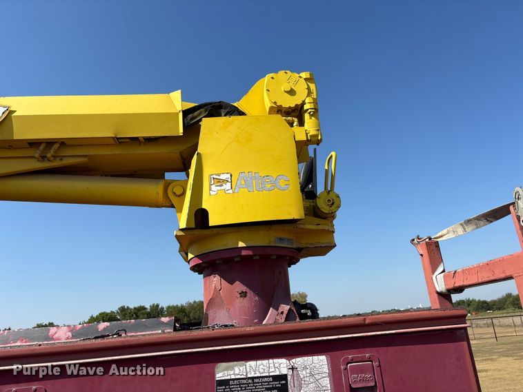 image for item ET7098 2005 Kenworth T300 digger derrick truck