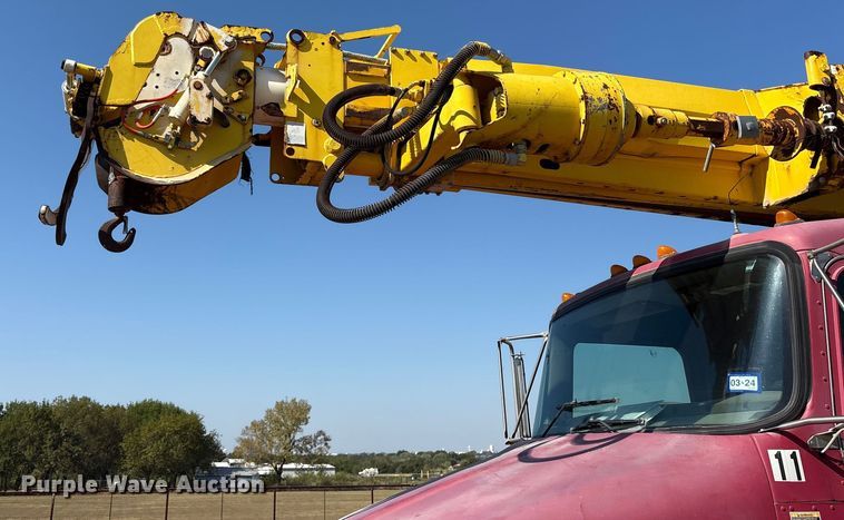 image for item ET7098 2005 Kenworth T300 digger derrick truck