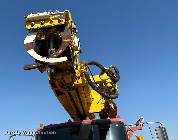 image for item ET7098 2005 Kenworth T300 digger derrick truck