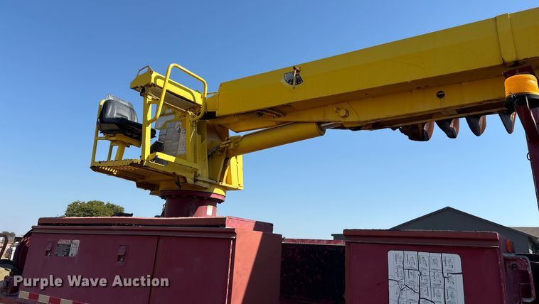image for item ET7098 2005 Kenworth T300 digger derrick truck