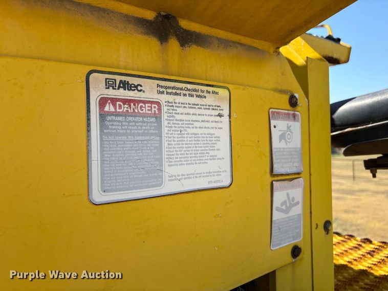 image for item ET7098 2005 Kenworth T300 digger derrick truck